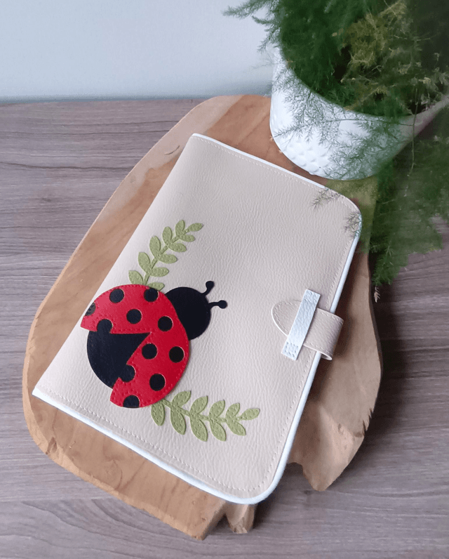 Carnet de santé &quot; Le voyage magique de la belle coccinelle&quot;